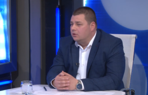 (FOTO) VUČIĆEV SARADNIK UPROPASTIO PARIZER KAMPANJU: Moj jedan obrok, vredi više od tvoje plate! LJUBOMORNI STE NERADNICI…