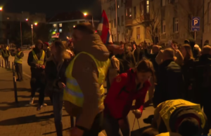 (VIDEO) DRAMATIČNE SCENE U NOVOM SADU: Narod zasuo Naprednjake jajima i crvenom farbom! GOTOVI STE, ODGOVARAĆETE…